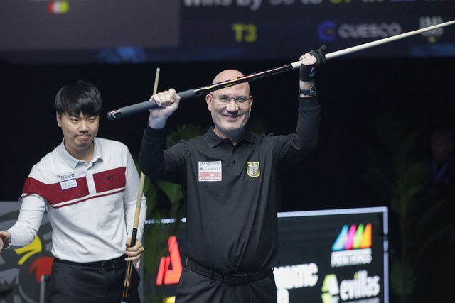 승리 후 큐를 들고 기뻐하는 호른.