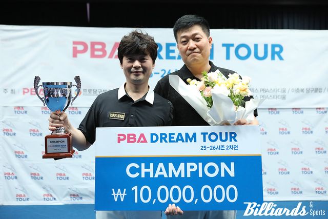 시상식에 나란히 선 김태융과 최경준.