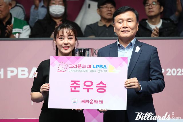 임경진은 이번 투어에서 권발해, 이우경, 이미래, 김세연 등 팀리거들을 연파하고 결승에 올랐다. 사진은 준우승을 차지한 임경진과 크라운해태 기종표 단장.