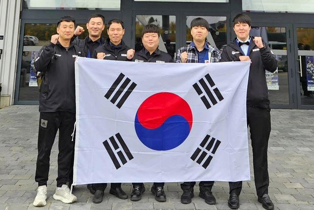 한국 대표팀. 왼쪽부터 감독 홍진표, 최완영, 허정한, 조명우, 김행직, 이범열.&nbsp;