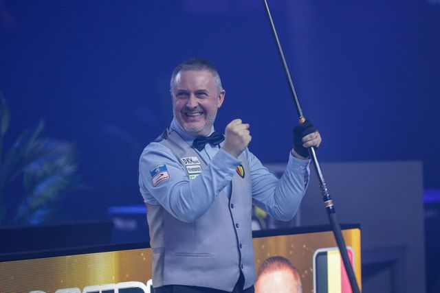 우승 후 손을 들고 기뻐하는 쿠드롱.