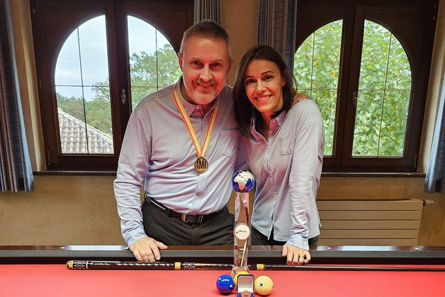 8년 만에 세계 챔피언에 오른 프레데리크 쿠드롱이 우승 트로피를 앞에 두고 아내와 기념사진을 찍고 있다. 사진=쿠드롱 SNS.