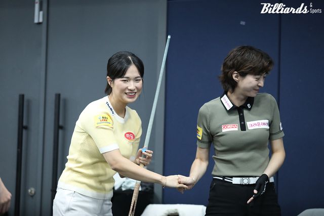 경기 후 악수를 나누는 박정현과 임정숙.