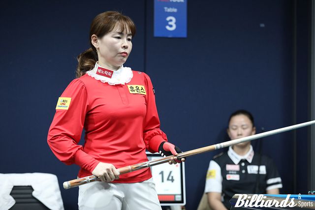 응우옌호앙옌니와 64강전에서 맞대결을 벌이고 있는 이신영.