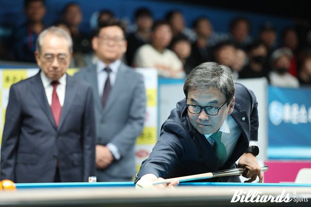 시타를 하고 있는 휴온스의 송수영 대표이사.