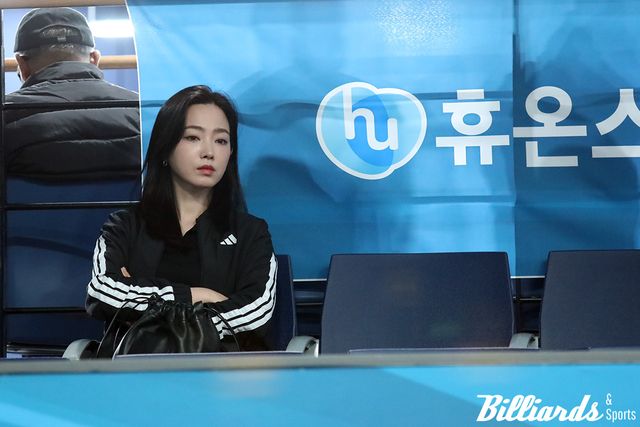 팀원 이상대와 하비에르 팔라손의 경기를 지켜보고 있는 차유람.