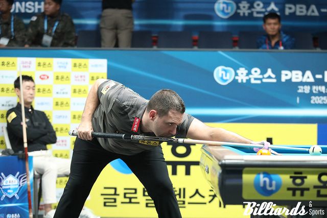 이호영과 대결 중인 하비에르 팔라손.