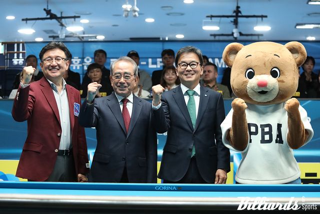프로당구 시즌 6차 투어 '휴온스 PBA-LPBA 챔피언십'이 개막했다. 왼쪽부터 개회식에 참석한 프로당구협회 장상진 부총재, 김영수 총재, 휴온스 송수영 대표이사, 빌리베어. 사진=고양/이용휘 기자&nbsp;