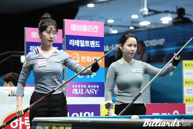 뱅킹을 위해 당구대 앞에 선 이미래와 김진아.