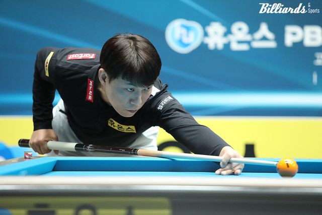 최성원(휴온스)과 이충복(하이원리조트)이 6차 투어 휴온스 PBA 챔피언십 32강전에서 프로당구 데뷔 3시즌 만에 첫 맞대결을 벌인다.&nbsp; 사진=고양/이용휘 기자