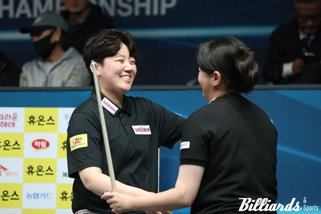 승리한 김민아와 축하를 전하고 있는 백민주.