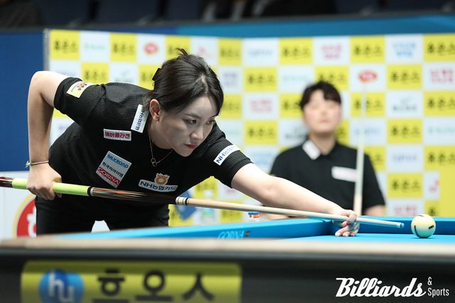 백민주와 준결승전 경기 중인 김민아.