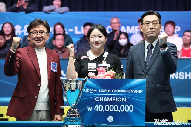 왼쪽부터 PBA 장상진 부총재, 우승 김민아, 휴온스 김정훈 단장.