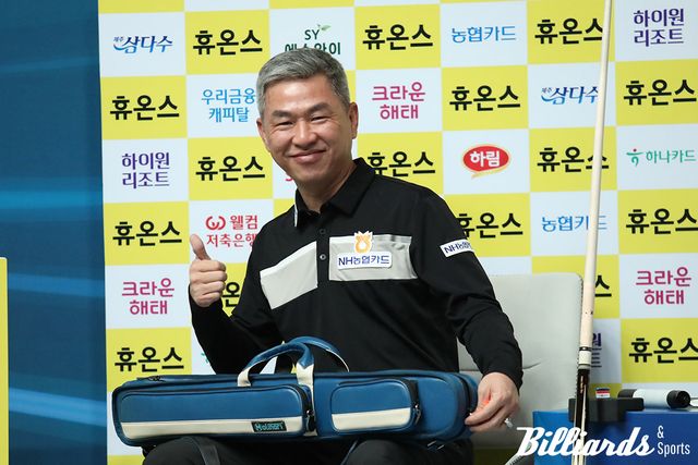 준결승전 진출을 확정한 마민껌이 카메라를 향해 밝은 미소를 지어 보이고 있다.