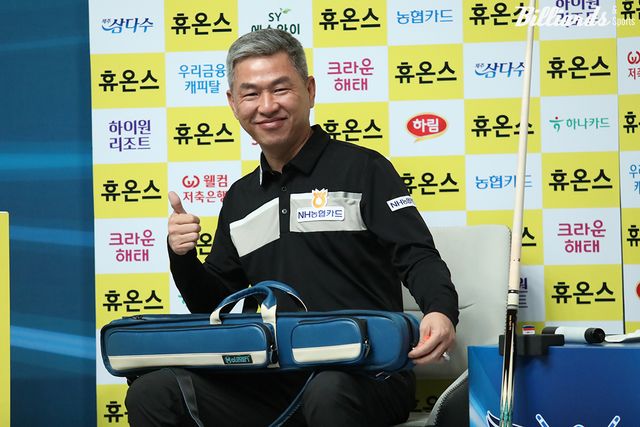 8강전 승리 후 카메라를 보고 활짝 웃는 마민껌.