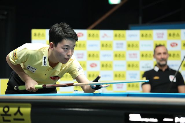 세미 사이그너를 상대로 주눅들지 않고 자신의 플레이를 펼치고 있는 김영원.