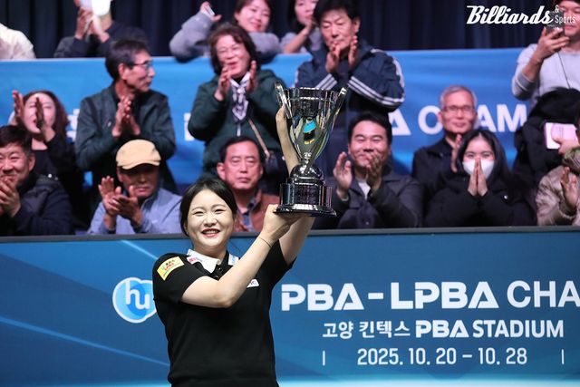 우승트로피를 들어 올린 김민아.