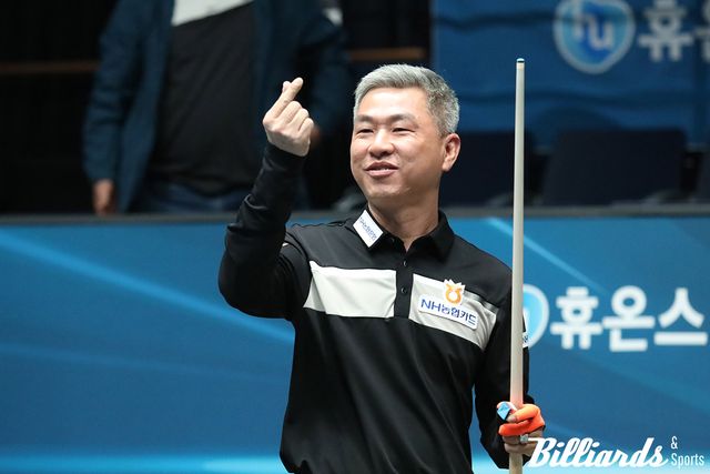 주시윤을 꺾고 준결승에 오른 마민껌이 관중석을 향해 손하트를 만들어 보이고 있다. 사진=고양/이용휘 기자