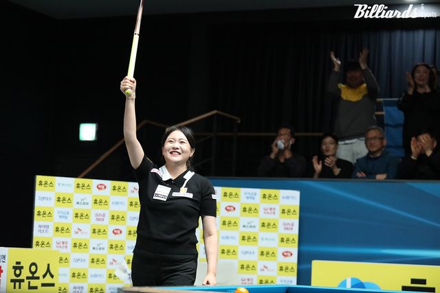 우승이 확정되는 순간 큐를 들고 기뻐하는 김민아.