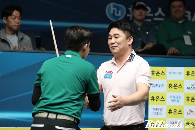 응우옌프엉린이 3-0으로 승리하자 축하를 건네는 박주선.