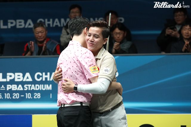 팀 동료인 김영원의 승리를 축하해 주는 응우옌프엉린.