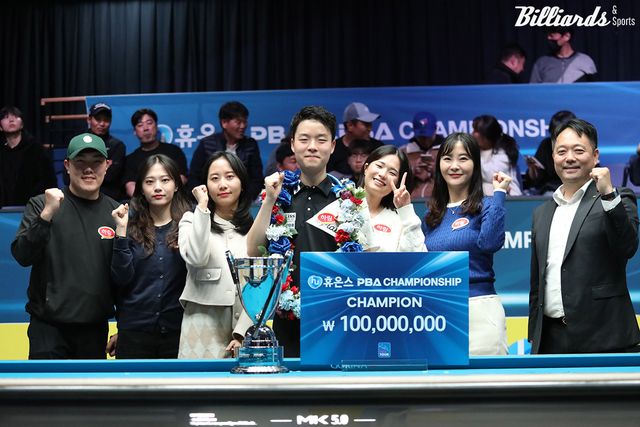 팀 창단 후 첫 우승을 차지한 하림. 김영원과 하림 소속 선수 및 관계자들.