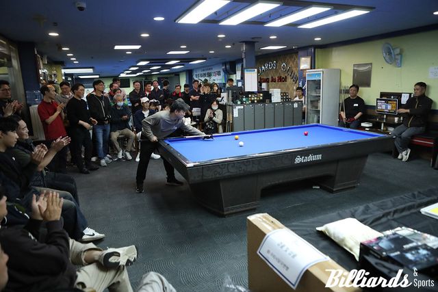 많은 관중들이 지켜보고 있는 가운데 결승전이 진행되고 있다.