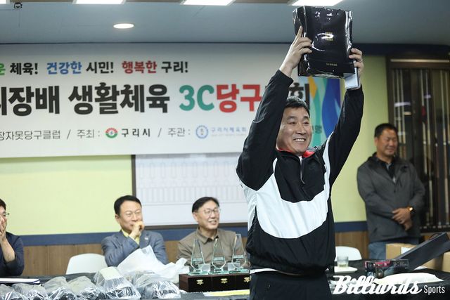 특별상을 받고 기뻐하는 참가자.