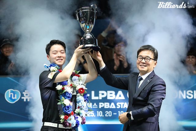 우승트로피를 들어올린 김영원과 휴온스 송수영 대표이사.