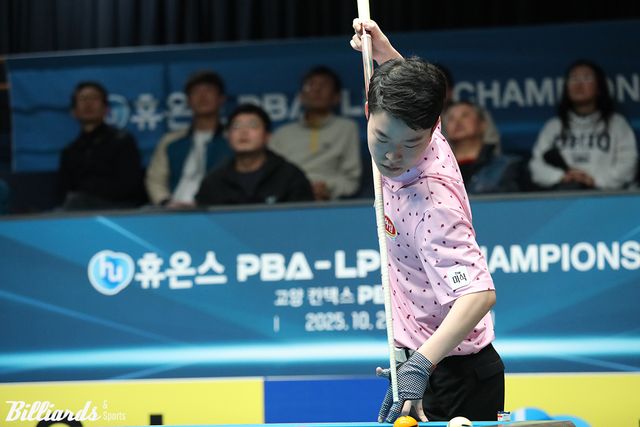 준결승에서 마세 샷을 시도하는 김영원.