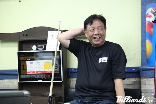 우승이 확정되자 미소를 짓고 있는 김지수 동호인.