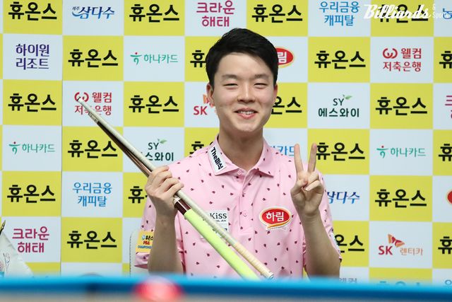 준결승에서 승리한 김영원이 카메라를 보고 활짝 웃고 있다.