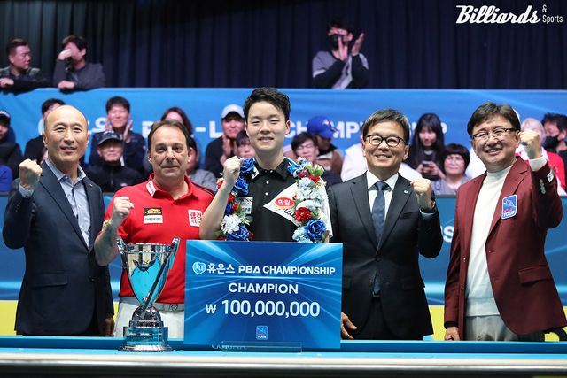 왼쪽부터 웰컴저축은행 김대웅 대표이사, 준우승 산체스, 우승 김영원, 휴온스 송수영 대표이사, PBA 장상진 부총재.