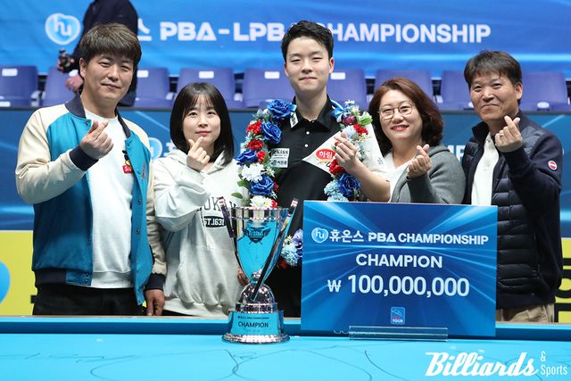 시상식 후 가족들과 기념사진을 찍고 있다. 왼쪽이 부모님, 오른쪽은 고모와 고모부.