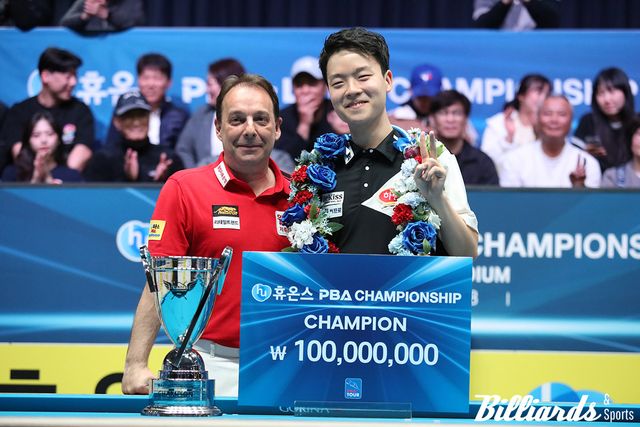 '3쿠션 사대천왕' 다니엘 산체스와 나란히 시상식에 선 김영원.