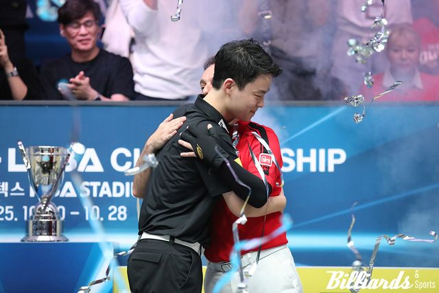 결승전이 끝난 후 산체스와 포옹을 하고 있는 김영원.