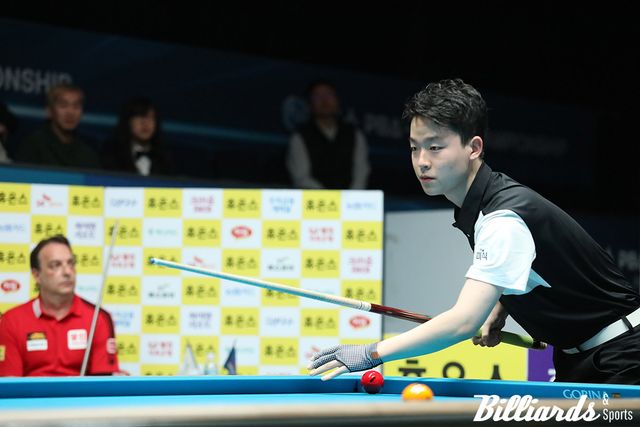 자신의 우상, 다니엘 산체스와 결승전 경기를 펼치고 있는 김영원.