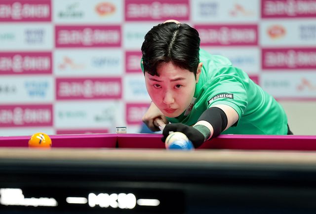 김세연(휴온스)이 김진아(하나카드)의 퍼펙트큐를 무력화시키며 0-2에서 3-2로 역전승을 거두고 통산 세 번째 한가위 당구 대전 준결승에 진출했다.&nbsp; 사진=PBA 제공