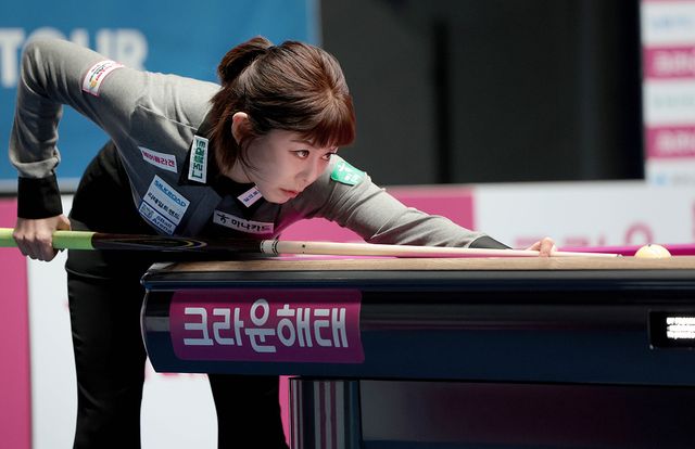 김가영(하나카드)이 8강전에서 김예은(웰컴저축은행)을 애버리지 2.048로 꺾고 준결승에 진출하며 이번 시즌 5차례 투어 중 4번째 준결승 진출에 성공했다.&nbsp; 사진=PBA 제공