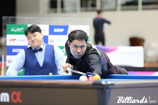 8강에서 조명우를 1점 차로 꺾고 준결승에 진출한 허정한이 준결승전에서 정예성과 경기를 펼치고 있다.