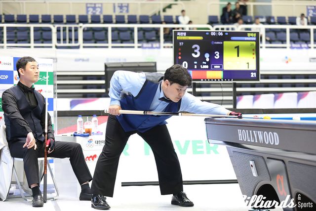 최완영과 결승전을 치르고 있는 정예성.