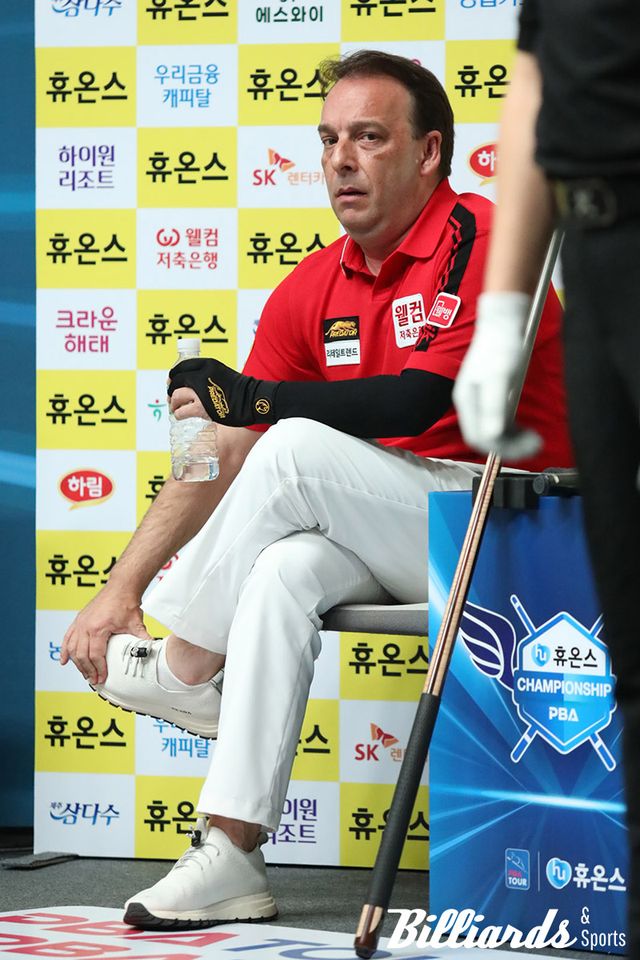 결승전 경기 도중 발 통증을 느낀 다니엘 산체스가 발을 주무르고 있다.