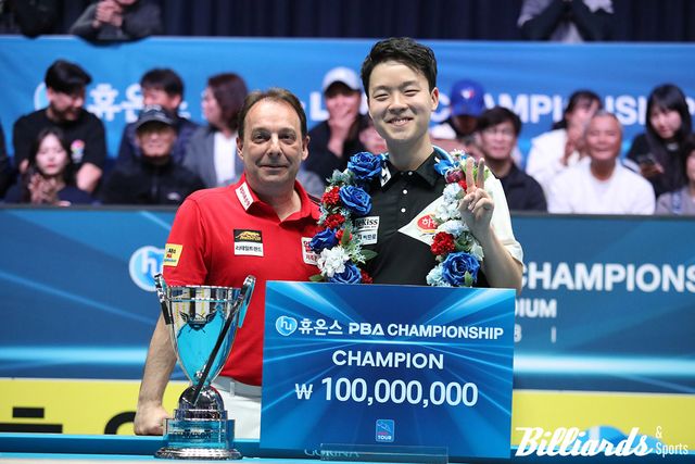 우승자 김영원(오른쪽)과 나란히 선 다니엘 산체스.