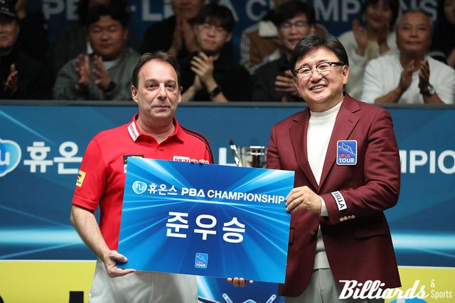 다니엘 산체스는 이번 대회에서 개인 통산 3번째 결승에 올라 두 번째 우승을 차지했다. 오른쪽은 시상자 PBA 장상진 부총재.