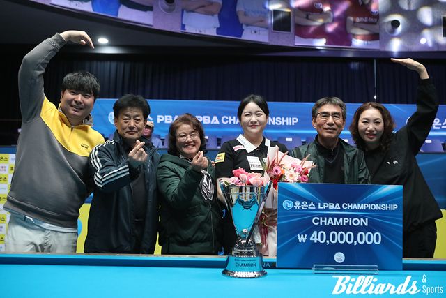 시상식 후 가족들과의 기념 사진. 김민아의 양옆이 어머니와 아버지.