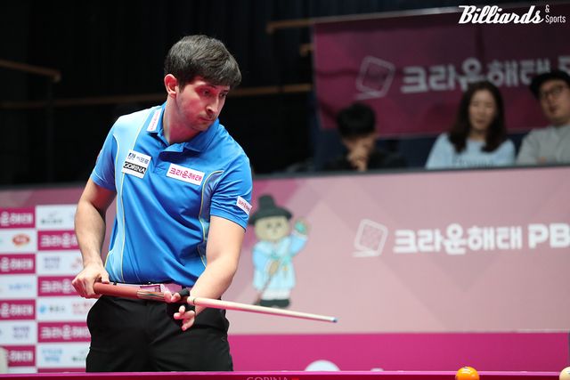 마르티네스는 1세트와 3세트를 따내 세트스코어 2-1로 앞서다가 4세트를 패하면서 2-2 동점을 허용했다.