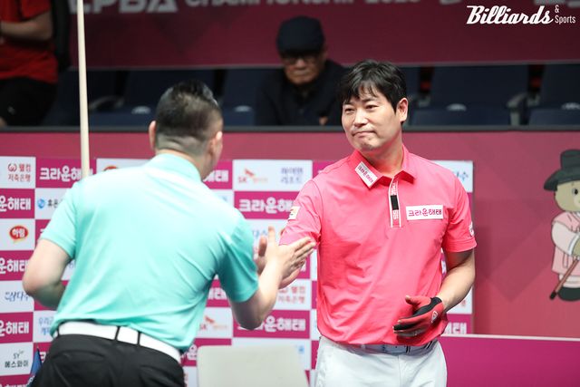 경기 종료 후 악수를 나누는 서현민과 노병찬.