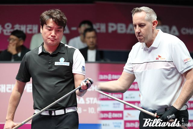 이충복을 꺾고 두 대회 연속 준결승에 오른 강민구(왼쪽)가 준결승전에서 에디 레펀스(오른쪽)와 결승 진출을 놓고 다툰다. 사진=이용휘 기자