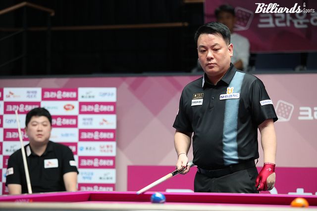 조재호는 1, 2세트를 패하며 0-2로 수세에 몰려 8강 진출이 불투명해졌다.