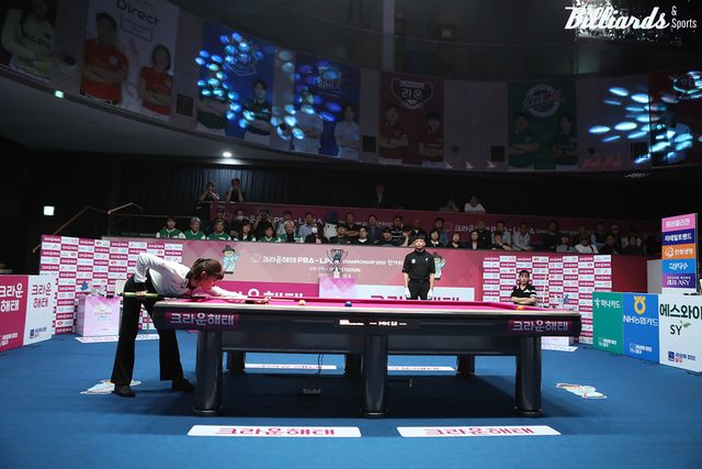 김가영 대 임경진의 결승 경기 장면.